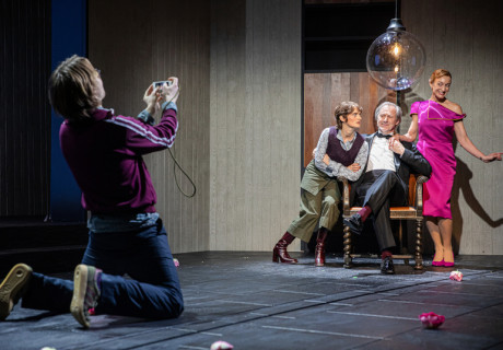 Sophia oder Das Ende der Humanisten – Theater in der Josefstadt Wien – Amélie Niermeyer bringt Moritz Rinkes KI-Stück aus dem Geisteswissenschaftsmilieu zur Uraufführung