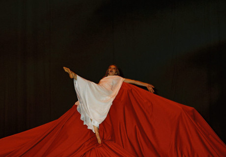 Sardanapal – Volksbühne Berlin – Fabian Hinrichs reckt sich mit Lord Byron nach der Kunst 