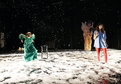 Schäfchen im Trockenen – Theater Bremen – Nina Mattenklotz setzt Anke Stellings Abrechnungsroman mit der linksbürgerlichen Blase in eine kapitalistische Schneelandschaft