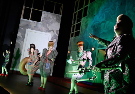 Die Schattenpräsidentinnen – Deutsches Schauspielhaus Hamburg – Claudia Bauer inszeniert Selina Fillingers feministische Farce als irrwitzig bissige Komödie