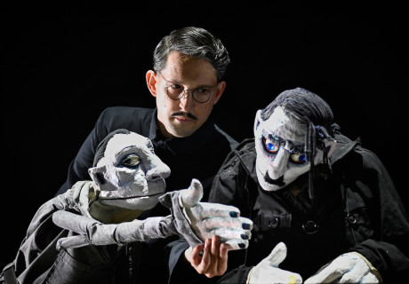 Schicklgruber – Deutsches Theater Berlin –  Nikolaus Habjan mit Neville Tranters Erfolgsstück über Hitlers letzte Tage im Führerbunker