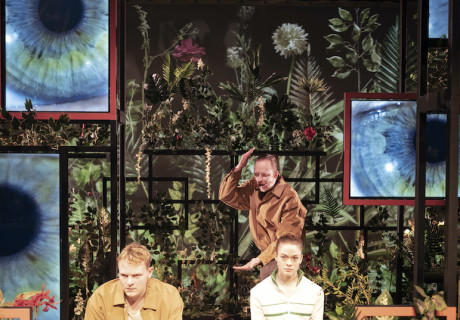 Schöne neue Welt – Thalia Theater Hamburg – Amir Reza Koohestani und Keyvan Sarreshteh bündeln Huxleys Klassiker zu einem kompakten, witzigen Theaterabend