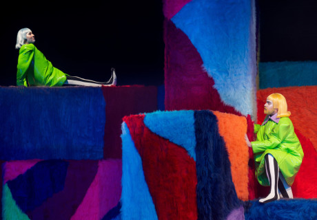 Schräge Vögel – Nationaltheater Mannheim – Melanie Schmidt kombiniert komödiantische Vogel-Stücke von Aristophanes und Caren Jeß