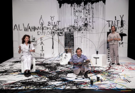 Schwarze Ernte – HAU Berlin – Hans-Werner Kroesinger und Regine Dura zeichnen die Blut-Öl-Historie Saudi-Arabiens nach