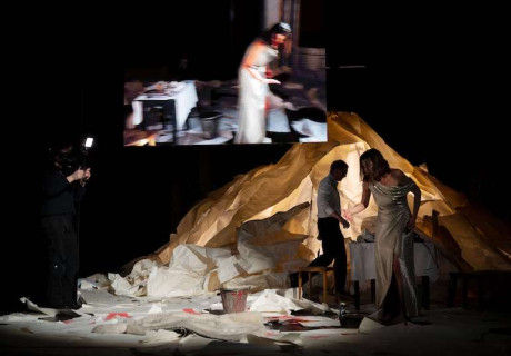 Schwarzes Meer – Landestheater St. Pölten – Frank Castorf inszeniert den Klagetext seiner früheren Lebensgefährtin Irina Kastrinidis 