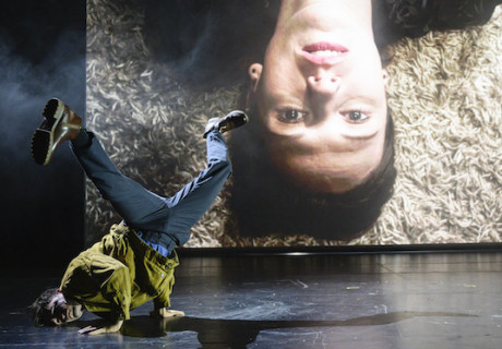 Švejk / Schwejk – Brechtfestival Augsburg – Armin Petras versucht mit tschechischen und deutschen Schauspieler*innen dem Phänomen Schwejk nahezukommen