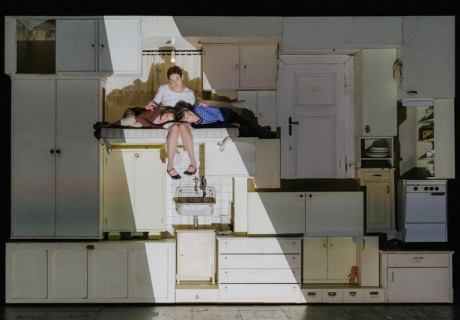 Die Schwerkraft der Verhältnisse – Burgtheater Wien – Bastian Kraft inszeniert den Kindsmörderinnen-Roman von Marianne Fritz 