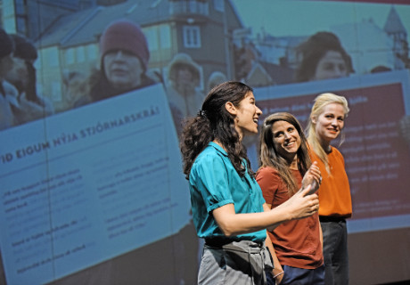 In Search Of Democracy 3.0  – Staatstheater Mainz – Zum Spielzeitauftakt überprüft Lucas De Man mit Kolleg*innen den europäischen Demokratiewillen