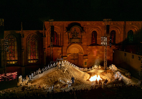 See aus Asche – Nibelungenfestspiele Worms – Mina Salehpour zeigt Roland Schimmelpfennigs Neudichtung der Nibelungensage