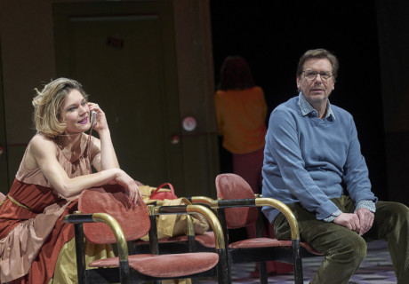 Serge – Burgtheater Wien – Lily Sykes adaptiert Yasmina Rezas Roman