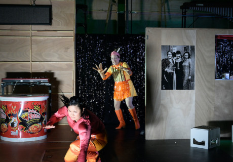 Shanzhai Express (made in Chima) – Volksbühne Berlin – andcompany&Co. zeigen eine Diskursrevue zwischen Babelsberg und China 