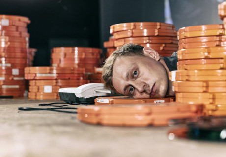 Sich waffnend gegen eine See von Plagen – Schaubühne Berlin – Stas Zhyrhov und Pavlo Arie inszenieren einen Abend über den Krieg in der Ukraine