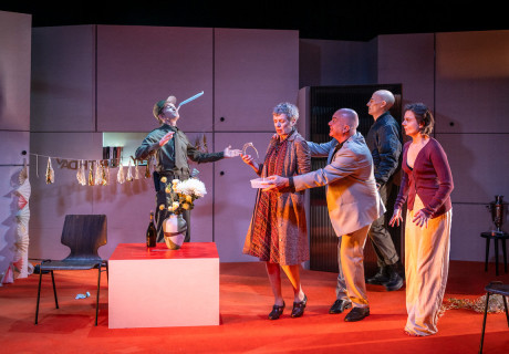 Siebenundfünfzig – Landestheater St. Pölten – Arman T. Riahis erste Theaterarbeit über Repressionen eines Überwachungsstaats 