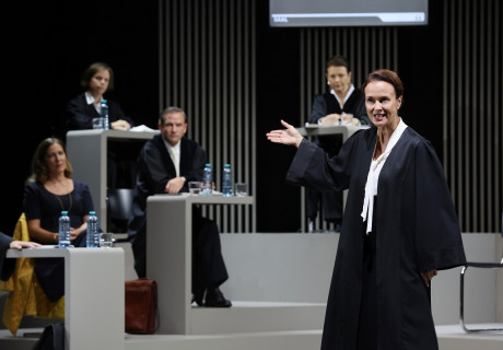 Sie sagt. Er sagt. – Theater in der Josefstadt Wien – Ferdinand von Schirachs neues Gerichtsdrama kommt in der Regie von Sandra Cervik zur Uraufführung