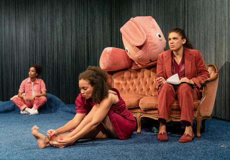 Sistas! – Volksbühne Berlin – Regisseurin Isabelle Redfern und Autorin Golda Barton denken Tschechows Drei Schwestern als rassismuskritisches Stück neu