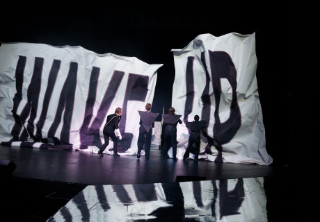 Slippery Slope – Schauspielhaus Graz – Felix Hafner inszeniert Yael Ronens Hit-Musical über Cancel Culture mit großer Band und noch mehr Musik