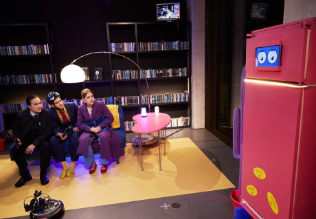 Smart aber herzlich – Staatstheater Nürnberg – Nils Corte, Philipp Löhle und Lena Rucker inszenieren eine livegestreamte Theaterserie zum Thema Smart Home