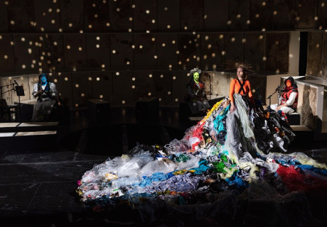 Solastalgia – Schauspiel Frankfurt – Thomas Köck schreibt in eigener Uraufführungsregie die Thematik seiner 