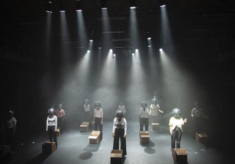 Solidaritätsstück – Sophiensaele Berlin – Simone Dede Ayivi und Kompliz*innen tragen theaterchorisch ihren Protestbrief vor