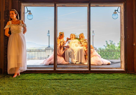 Ein Sommernachtstraum – Festspiele Reichenau – Maria Happels Shakespeare-Inszenierung wirft Fragen über die Beschaffenheit von Liebesdrogen auf