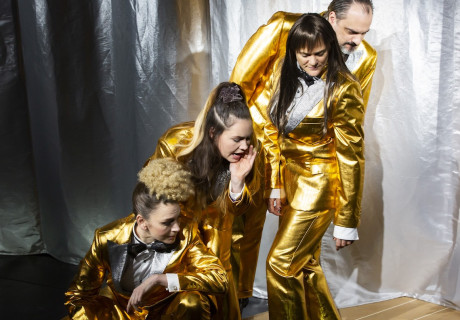 Sonne / Luft – Schauspiel Frankfurt – Lilja Rupprecht inszeniert die Jelinekschen Textkaskaden als spielerische Weltuntergangs-Show