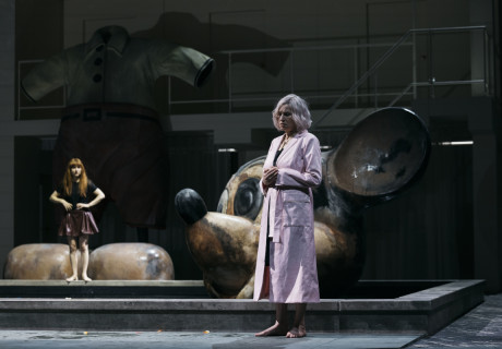 Spirit And The Dust – Deutsches Theater Berlin – Anna Bergmann bebildert Noah Haidles Tragödie mit düsteren Alptraumbildern 