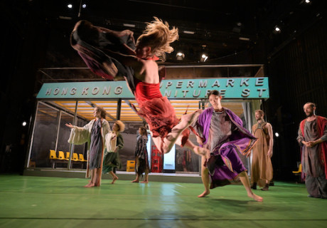 Stages of Crisis – HAU Hebbel am Ufer – Constanza Macras und ihre Tänzer:innen durchstreifen die Bühnen des Zeitgeistes