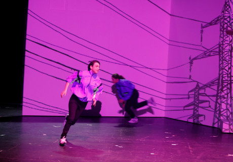 Streulicht – Maxim Gorki Theater Berlin – Deniz Ohdes Herkunfts- und Aufbruchsroman von Nurkan Erpulat auf die Bühne gebracht