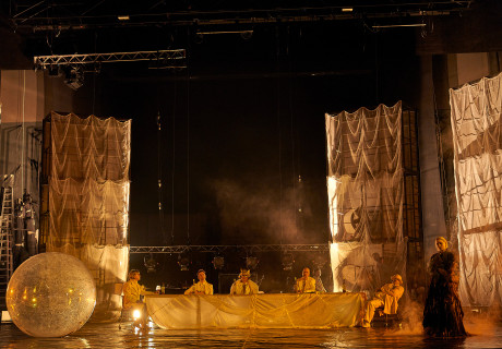 Der Sturm – Burgtheater Wien – Thorleifur Örn Arnarsson inszeniert Shakespeares humanistische Komödie als heitere Show mit gelegentlichen Abgründen