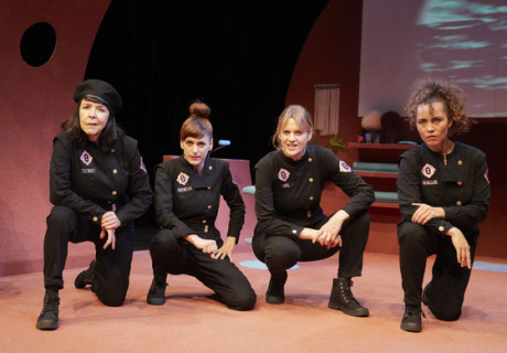 Submarie 8 – Theater Chur – Meret Matter schickt die freie Gruppe Club 111 auf eine actionreiche Gerechtigkeitsmission