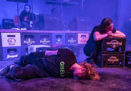 Superbusen – Theater Chemnitz – Kathrin Brune bringt Paula Irmschlers Poproman auf die Bühne