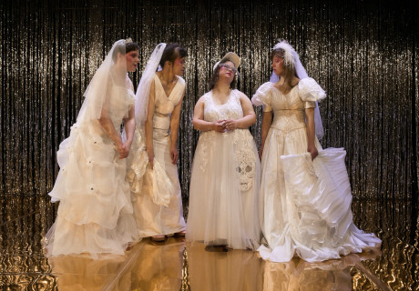  Superwomen – Theater Ramba Zamba Berlin – Gemeinsam mit vier Ensemblespielerinnen gestalten Jorinde Dröse und Claude De Demo den Feminismus inklusiver