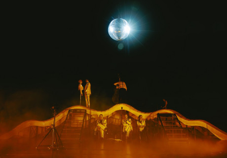 Traumnovelle – Volkstheater Wien – Johanna Wehner inszeniert Arthur Schnitzler geometrisch