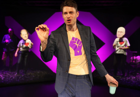 Tax for free ... – Lichthof Theater Hamburg – Helge Schmidt führt seine theatrale Recherche über den Cum-Ex-Skandal weiter und zeigt einen wirtschaftspolitischen Skandal   