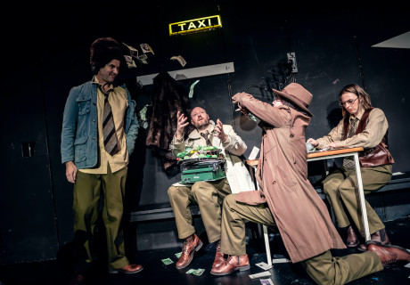 Taxi nach Drüben – Theater Ulm – Philipp Löhle schreibt eine dokumentarisch fundierte Spionagegeschichte und inszeniert sie als Agentenklamotte