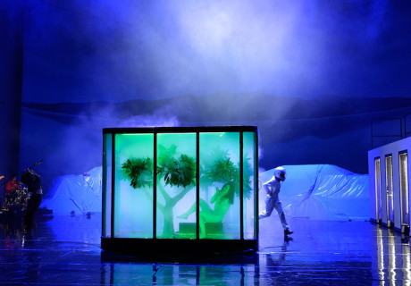 The Future – Volksbühne Berlin – Constanza Macras und Dorky Park holen aus Vergangenheit und Zukunft eine pralle Gegenwartsdiagnose