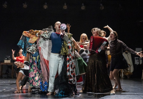 The Faggots and Their Friends Between Revolutions – Bregenzer Festspiele – Larry Mitchells queeres Kultbuch inspirierte Ted Huffman und Philip Venables zu einer Oper