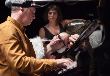 The Ocean is Closed – She She Pop treffen das Ensemble zeitkratzer in Berlin zum kommentierten Konzert 