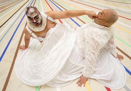 The Two Pop(e)s – ImPulsTanz Wien – Inspiriert von zwei Gemälden lässt das Kollektiv toxic dreams zwei Versionen eines Papstes lebendig werden