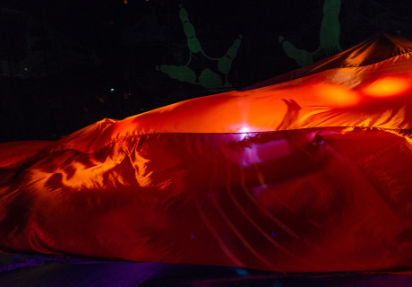 The Top Five Letters of Liaisons Dangereuses – HAU Berlin – Showcase Beat Le Mot bauen sich und dem Publikum eine Kunst-Höhle