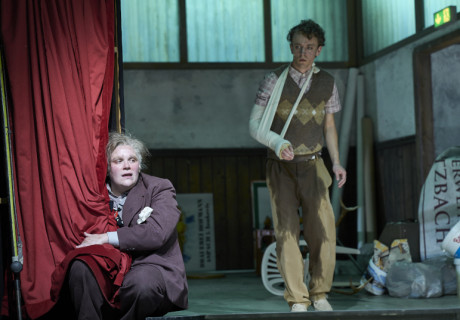 Der Theatermacher – Berliner Ensemble – Oliver Reese arrangiert mit Thomas Bernhards Grantelklassiker ein spektakuläres Solo für Stefanie Reinsperger