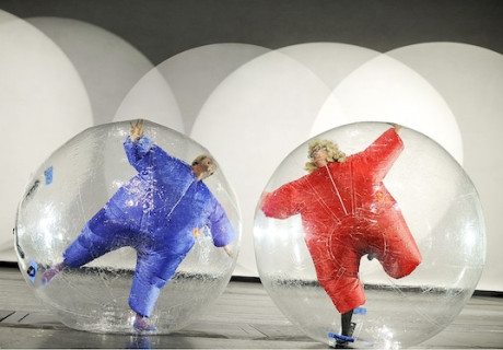 Theaterpodcast (28) – Entscheidend für die Rezeption, oft aber übersehen – Kostüm als Kunst. Mit Victoria Behr und Rainald Grebe