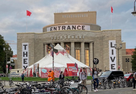 Theaterpodcast (40): René Polleschs Intendanzstart an der Volksbühne