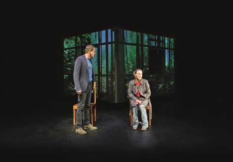 Tiefer Grund – ETA-Hoffmann-Theater Bamberg – Sibylle Broll-Pape skizziert mit Björn SC Deigners neuem Stück die Lebensversuche der Eltern eines Amokläufers