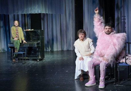 To My Little Boy – Thalia Theater Hamburg – Marie Bues bringt das neue Stücke von Caren Jeß über Klimaangst und Kuscheltierliebe zur Uraufführung