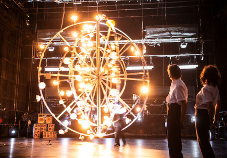 Die Träume der Abwesenden – Residenztheater München – Stephan Kimmig inszeniert Judith Herzbergs Psychogramm einer jüdischen Familie als Screwball-Tragedy