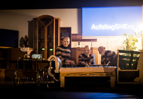 Tragödienbastard – Schauspielhaus Wien – Aus allen Zuschreibungen bricht ein Migrantenkind aus: Florian Fischers Uraufführung von Ewelina Benbeneks Theatertext