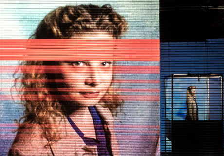 Transit – Kunstfest Weimar – Amir Reza Koohestani verlegt Anna Seghers‘ Roman in eine postmoderne Botschaft