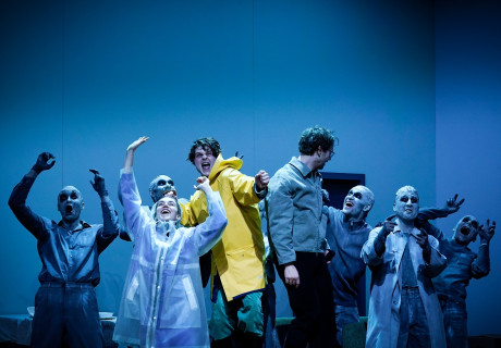 Trauer ist das Ding mit Federn – Münchner Volkstheater – Mathias Spaan inszeniert eine entschleunigte Version von Max Porters Trauer-Roman