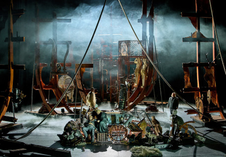  Tristan und Isolde – Bayreuther Festspiele – Thorleifur Örn Arnarsson versetzt Richard Wagners alle Dimensionen sprengende Liebesdrama auf ein verrottendes Schiff